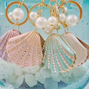 Creative rhinestone shell keychain with pearls and enamel finish in coastal ocean style
