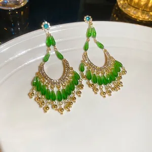 Boucles d'oreilles bohèmes dorées avec pampilles de perles vertes et strass bleus