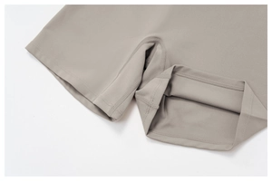 Detailansicht der verstärkten Flachnähte an hochelastischen Yoga-Shorts aus Stoff