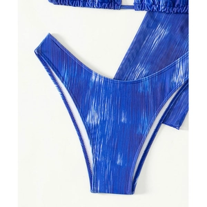 Détail d'un bas de bikini taille haute à rayures bleues et blanches avec motif abstrait
