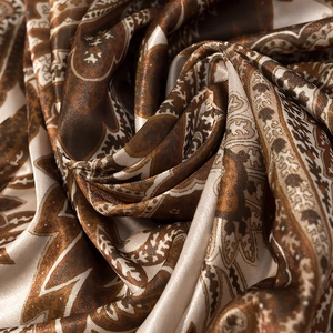 Abito lungo stile etnico con allacciatura al collo e stampa paisley in seta marrone