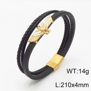 Détail d'un bracelet en cuir multicouche avec motif d'aigle doré et fermoir magnétique