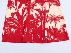 Détail de l'imprimé cocotier tropical sur l'ourlet de la robe en mousseline beige