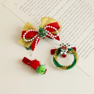 Ensemble de barrettes de Noël avec nœuds rouges et verts sur fond de livre vintage décoratif