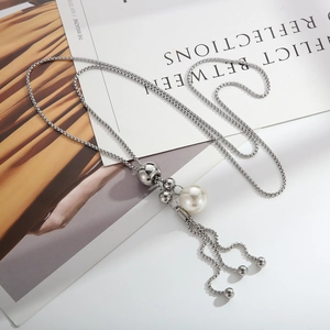 Collana a sfere d'argento con eleganti perle bianche e un ciondolo a nappa alla moda