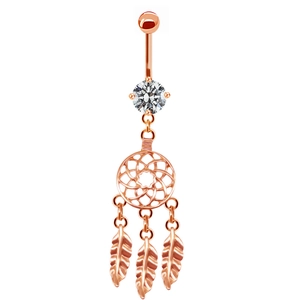 Détail d'un piercing nombril attrape-rêves or rose avec zircon et plumes suspendues