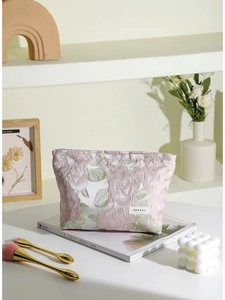 Trousse à maquillage jacquard à motif floral rose avec logo H&R sur bureau stylé
