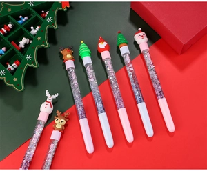 Dettaglio della penna glitterata natalizia con Babbo Natale e renna in 3D