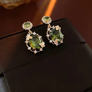 Orecchini vintage con smeraldo verde e zirconi con farfalla dorata elegante
