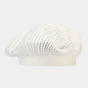 Gros plan détaillé du béret en tricot crème avec motifs de vagues en strass argentés