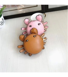 Vue détaillée des mini porte-monnaie crabe en cuir rose et marron avec zip doré