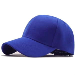 Detailseitenansicht einer königsblauen Baseballkappe aus Twill mit gebogenem Schirm