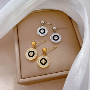 Minimalistische römische Titanstahl Ohrstecker in Gold und Silber mit Pavé-Diamanten