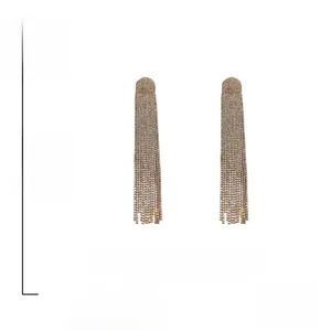 Détail de boucles d'oreilles longues à pompons avec strass et tiges en argent S925, 17,5 cm