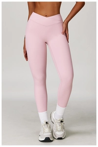Détail du legging de yoga rose clair avec taille haute en V croisée sur mannequin