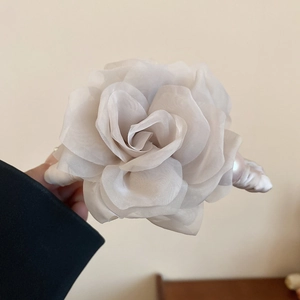 Détail de la pince à cheveux rose ivoire avec pétales en organza et perle douce