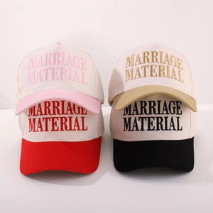 Detailansicht der Stickerei auf vierfarbigen Baseballkappen mit Marriage Material Text