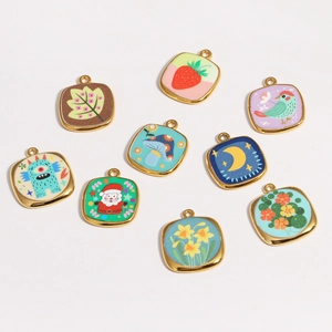 Lot de 9 pendentifs colorés en émail avec motifs de fruits et boucles dorées 18 carats