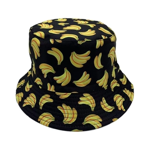 Vue détaillée d'un chapeau bob en coton noir avec des motifs de bananes jaunes vifs