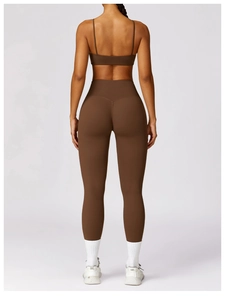 Rückansicht eines nahtlosen dunkelbraunen Yoga-Sets mit schmalem Träger-Bra und hoher Leggings