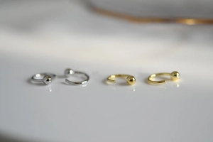 Aros de plata de ley 925 minimalistas en color oro y plata con pequeñas esferas