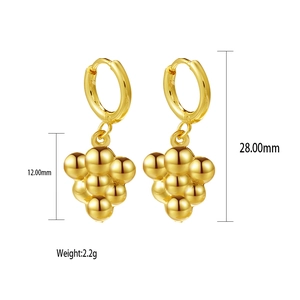 Detailed size specifications for 18K gold shell earrings featuring a grape bead pendant