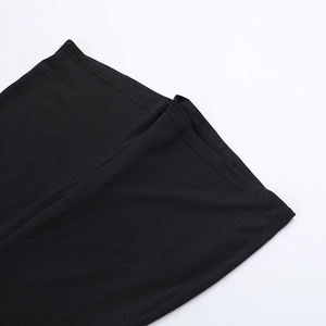 Dettaglio della vita alta senza cuciture con cucitura a doppio punto per pantaloncini yoga
