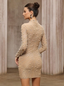 Robe mini couleur chair à manches longues, ornée de perles élégantes et de strass brillants