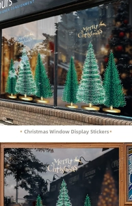 Detail von verschneiten Weihnachtsbaum-Aufklebern und goldenem Merry Christmas-Schriftzug