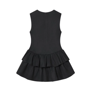 Robe noire sans manches pour femme avec ourlet à volants superposés sur fond blanc