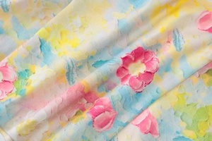 Gros plan sur un tissu floral léger avec imprimé pastel artistique et texture gaufrée