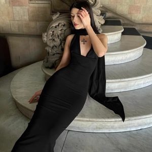 Détail de la robe longue dos nu noire avec texture à rayures verticales et ruban élégant