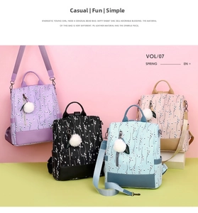 Détail de quatre sacs à dos à motifs floraux avec pendentifs en peluche et poignées