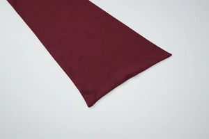 Detailaufnahme der burgunderroten Strickstruktur und des Saums eines rückenfreien Kleids