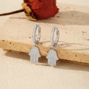 Boucles d'oreilles créoles Hamsa en argent S925 avec diamants sur support en pierre