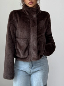 Elegante giacca corta in peluche marrone scuro con collo alto e tasche donna