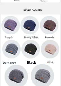 Détails du bonnet en maille côtelée avec étiquette en cuir marron et texture douce