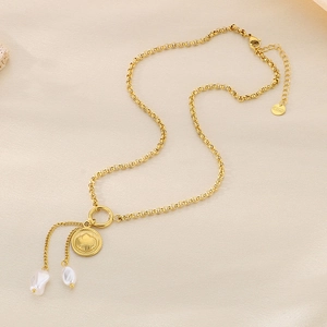 Détail macro d'un collier en acier inoxydable doré avec pendentif coquillage et perles