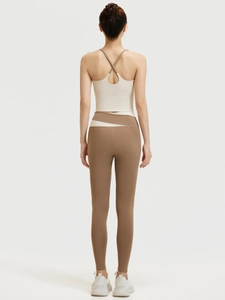 Zweiteiliges Yoga-Set mit Cross-Back-Sport-BH und V-Taille-Leggings in Braun und Weiß