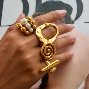 Bagues en acier inoxydable plaqué or 18k avec texture martelée et perles sur un mannequin