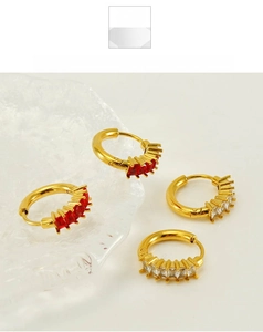 Détail de boucles d'oreilles huggie en plaqué or 18K avec zircons rouges et blancs