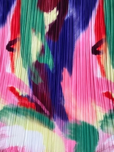 Vue macro de la texture du tissu plissé coloré avec dégradé et plis accordéons verticaux