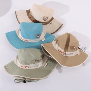 Détails des chapeaux de soleil pour enfants avec broderie ours et lettrage Lucky contrasté