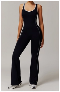 Detailansicht des schwarzen Yoga-Jumpsuits mit weißen Kontrastpaspeln und U-Ausschnitt