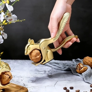 Squirrel Shaped Walnut Cracker Tool Zinc Alloy Manual Nut Opener Heavy Duty Pecan Sheller Novelty Kitchen Gadget