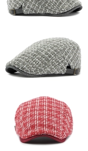 Detail van tweed pet met zijwaartse leren riem en verstelbare metalen gesp sluiting