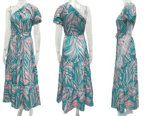 Aperçu en trois vues de la robe longue asymétrique à motif floral rose sur fond vert