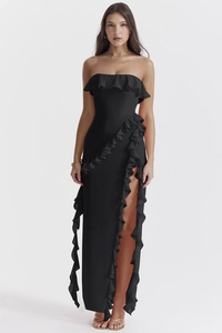 Détail de la robe de soirée bustier noire avec volants élégants et fente latérale haute