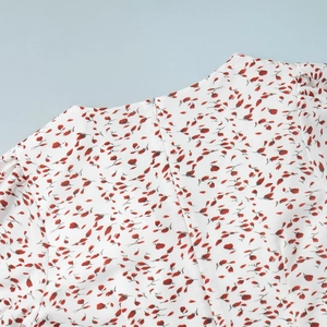 Détail de la fermeture éclair invisible au dos d'une robe longue fleurie à manches bouffantes