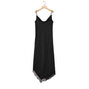 Détail de la robe en satin avec col en V, bordure en dentelle noire et fines bretelles